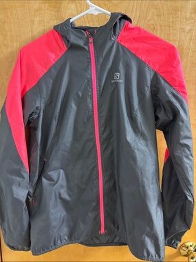 Salomon Women’s Hooded Wind Jacket in Gray and Bright Pink
